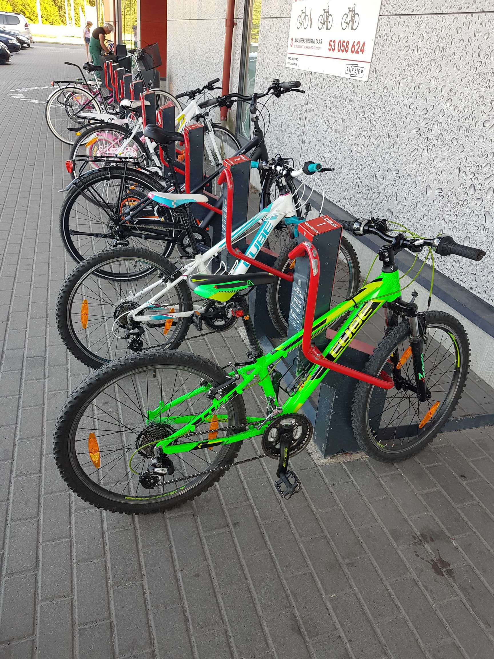 Does bike parking pay off for a grocery store? A year of Selver data