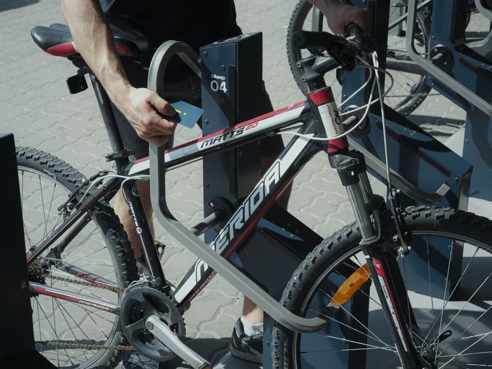 Two-Point Frame Lock